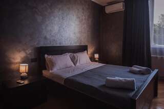 Проживание в семье Makos Guest House Кутаиси Двухместный номер с двуспальной кроватью и дополнительной кроватью-3