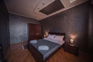 Проживание в семье Makos Guest House Кутаиси Двухместный номер с двуспальной кроватью и дополнительной кроватью-4
