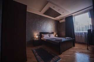 Проживание в семье Makos Guest House Кутаиси Двухместный номер с двуспальной кроватью и дополнительной кроватью-5