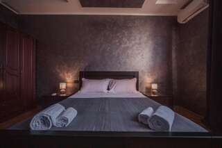 Проживание в семье Makos Guest House Кутаиси Двухместный номер с двуспальной кроватью и дополнительной кроватью-7