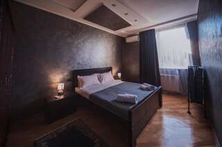 Проживание в семье Makos Guest House Кутаиси Двухместный номер с двуспальной кроватью и дополнительной кроватью-8
