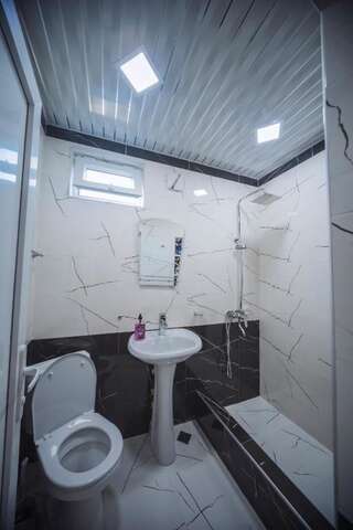 Проживание в семье Makos Guest House Кутаиси Большой двухместный номер с 1 кроватью-16